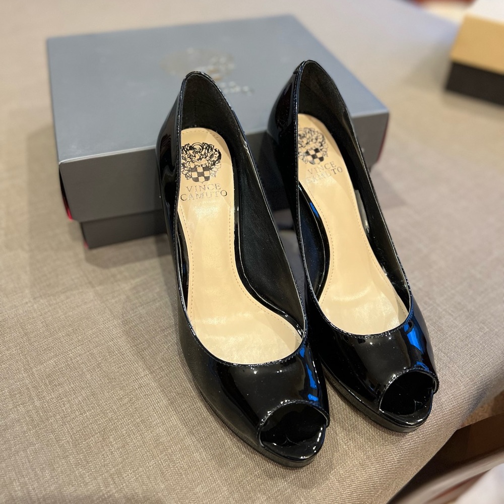 BRAND NEW IN BOX Vince Camuto Black Patent Peep-toe pumps size 8! - Picture 3 of 4